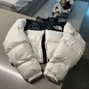 North Face Jacket brand new with tags. Size M women